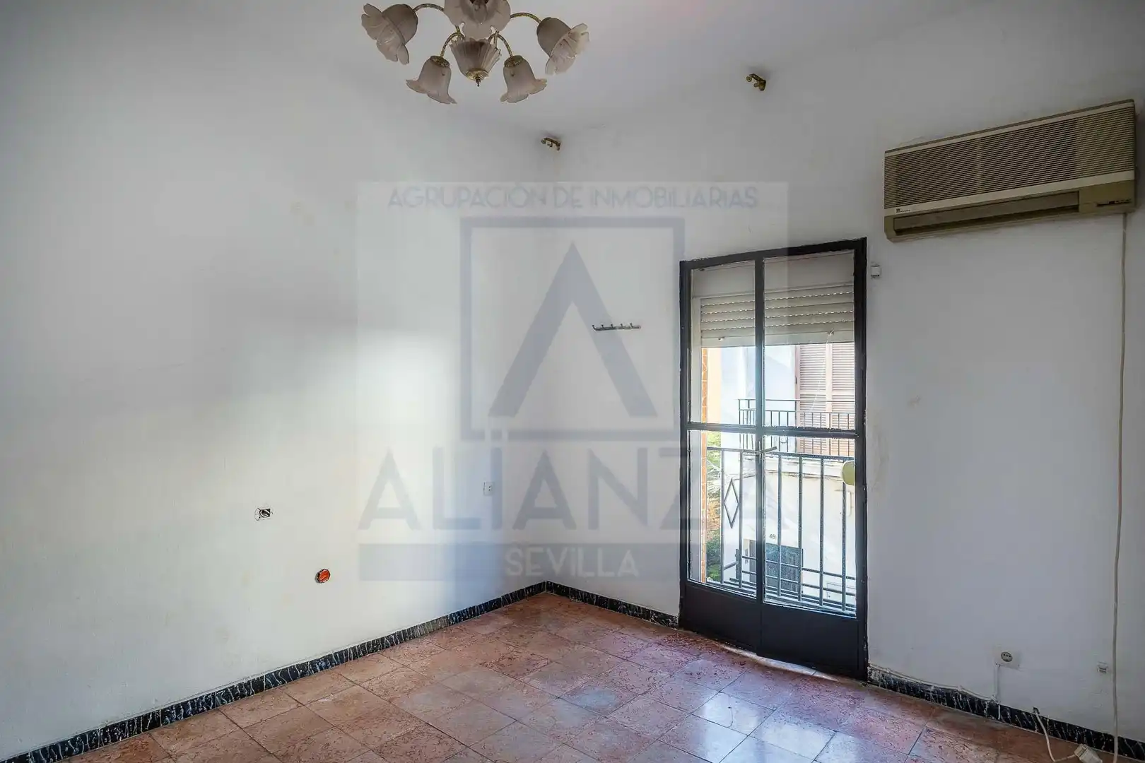 Casa adosada en venda en Camas amb Terrassa