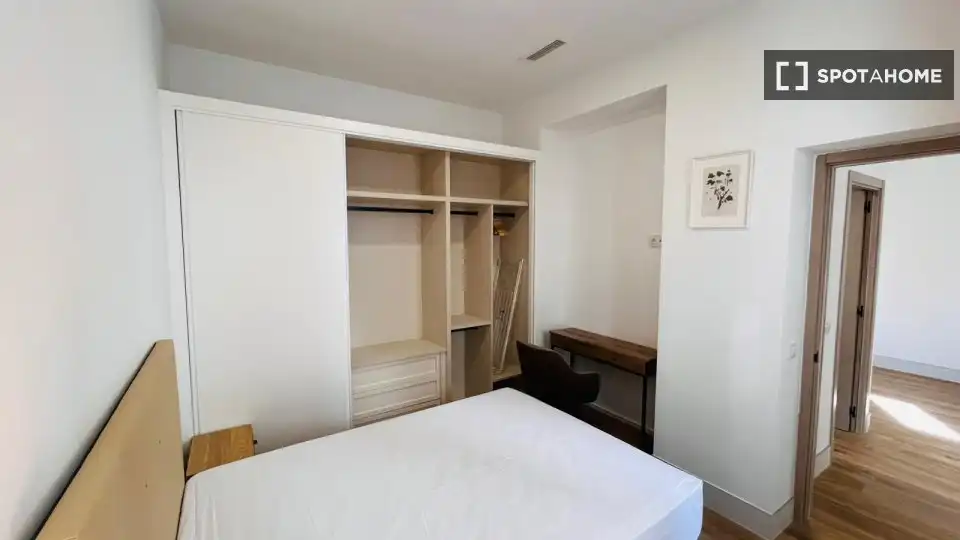 Schlafzimmer von Wohnung zur Miete in Madrid mit Klimaanlage, Heizung und Möbliert