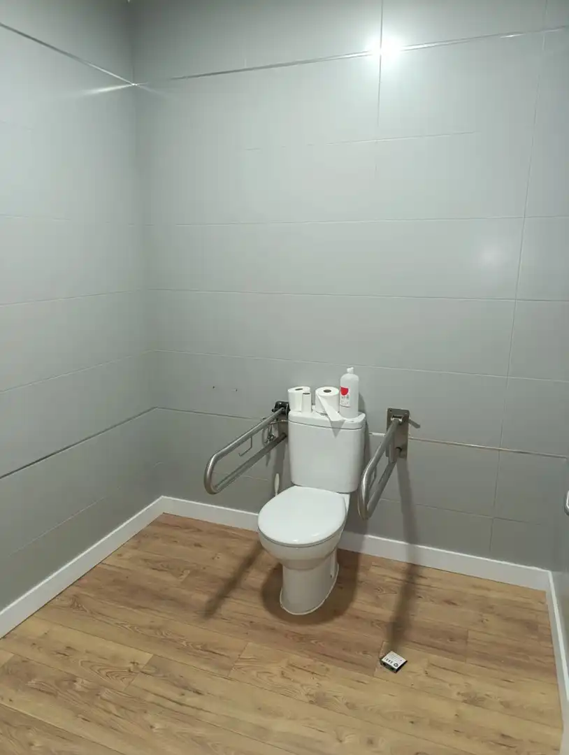 Badezimmer von Geschaftsraum zur Miete in Valdepeñas