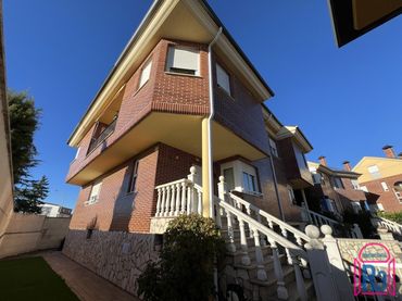 Adosado con piscina en venta en Sariegos