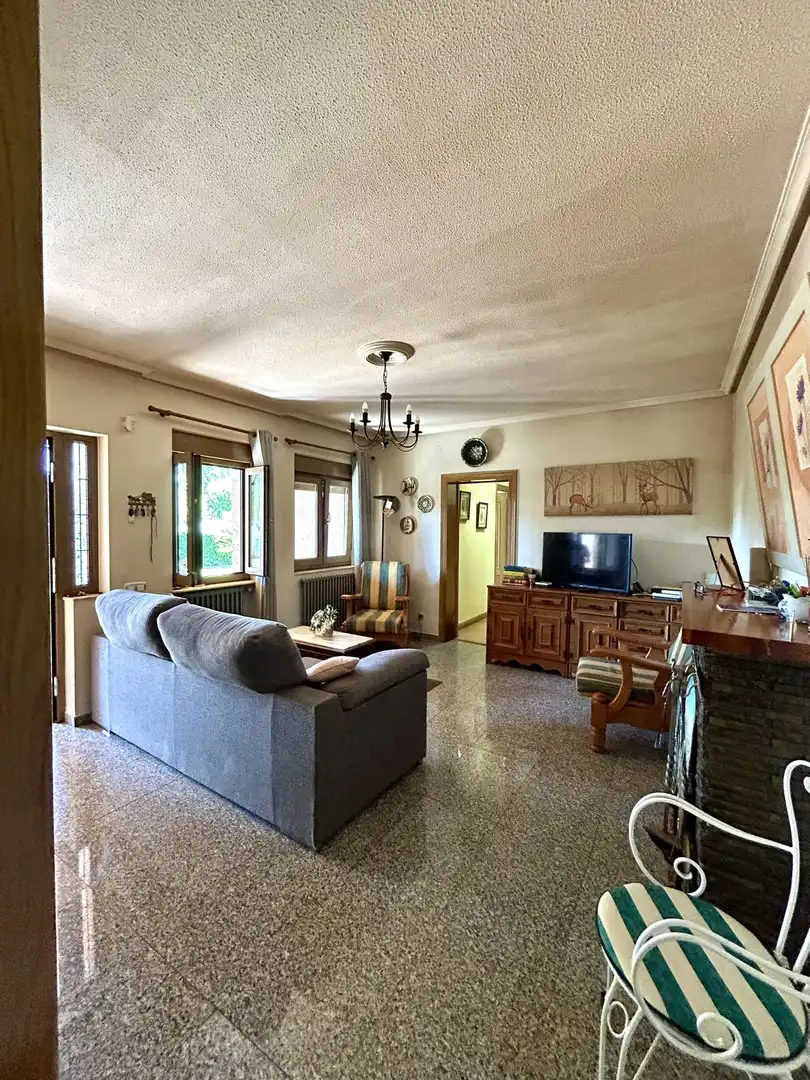 Sala de estar de Casa o chalet en venta en Villadangos del Páramo con Calefacción, Terraza y Piscina