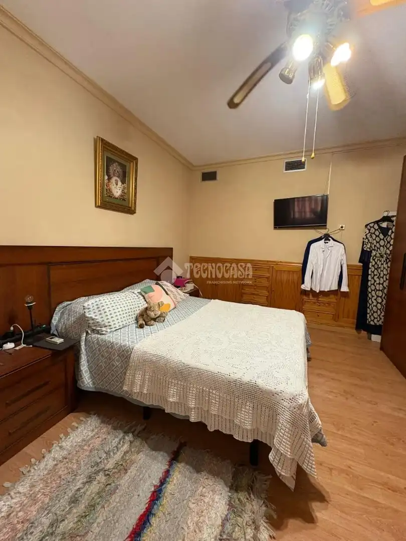 Habitación de Casa adosada en venta en La Rinconada con Piscina y Amueblado