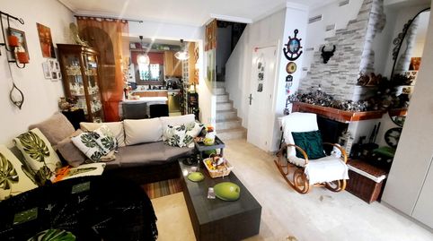 Situada en Pau 8 y a pocos pasos de Villamartín Plaza, esta casa adosada orientada al sureste ofrece hermosas vistas comunitarias, imatge 5