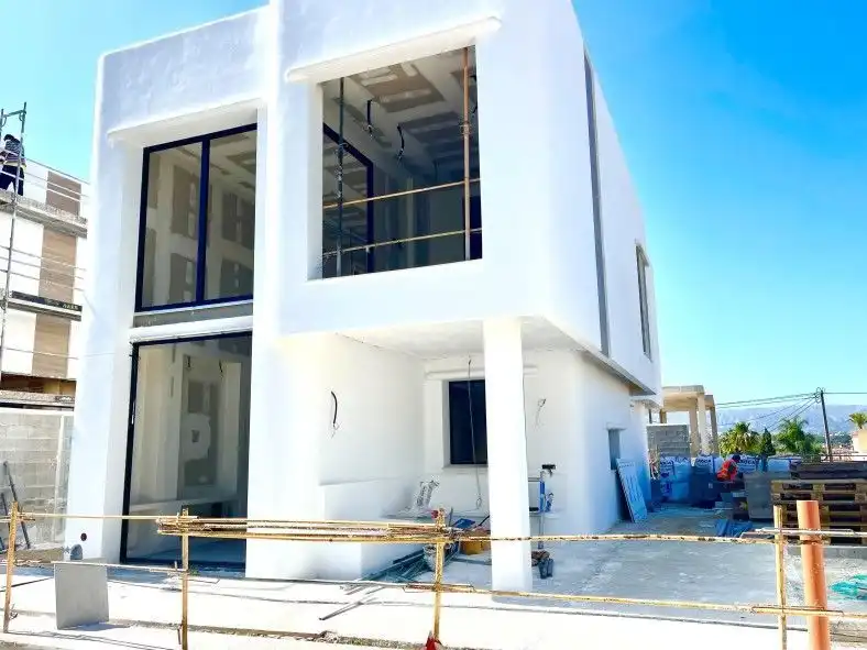 Vista exterior de Casa o xalet en venda en L'Alfàs del Pi amb Aire condicionat, Calefacció i Jardí privat