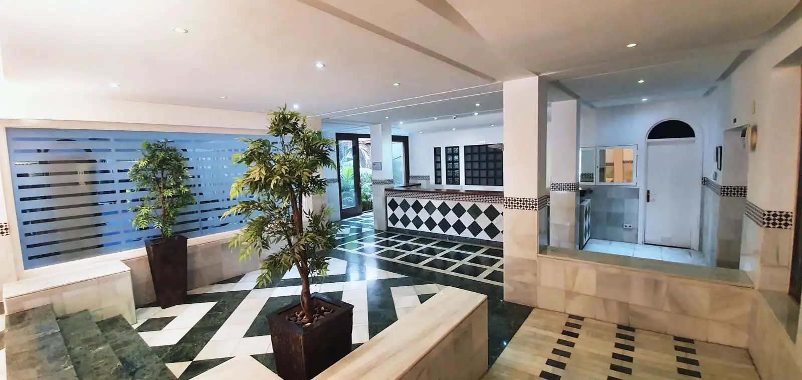 Wohnungen zum Verkauf in Marbella mit Klimaanlage, Terrasse und Abstellraum
