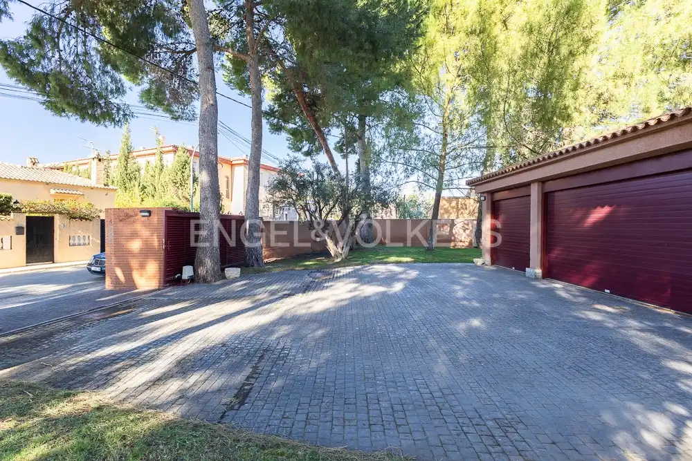 Exterior view of Houses for sale in La Pobla de Vallbona  with Air Conditioner, Heating and Private garden