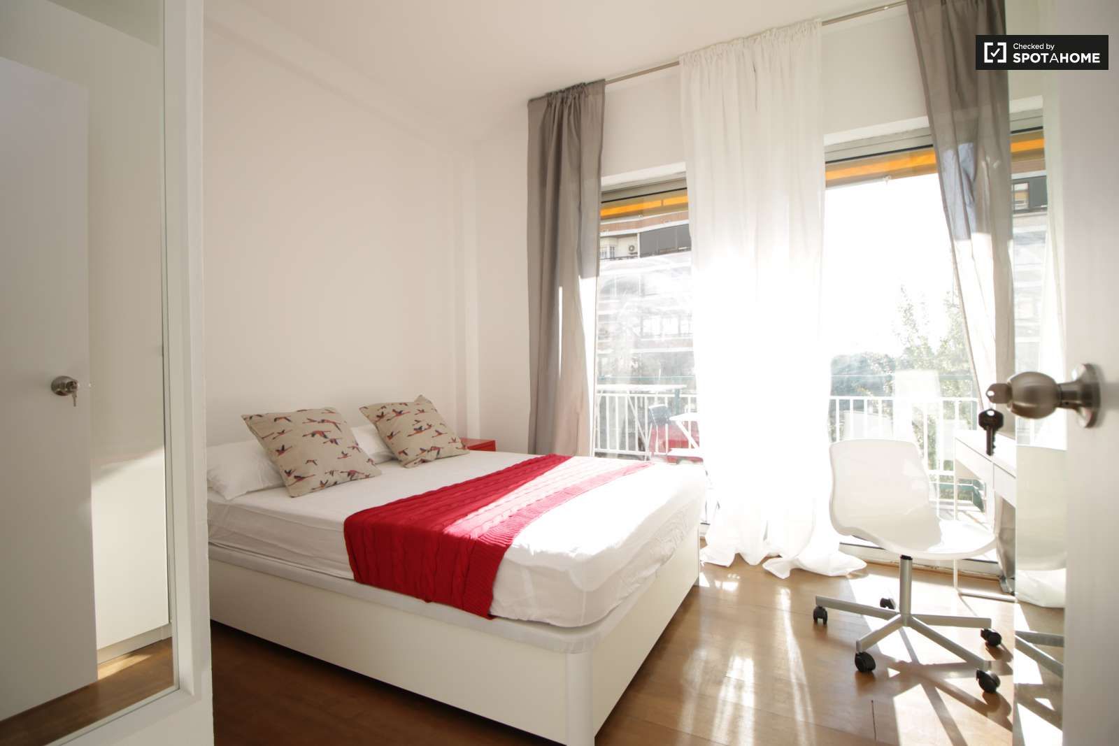 Bedroom of Flat to share in  Barcelona Capital  with Air Conditioner, Heating and Terrace