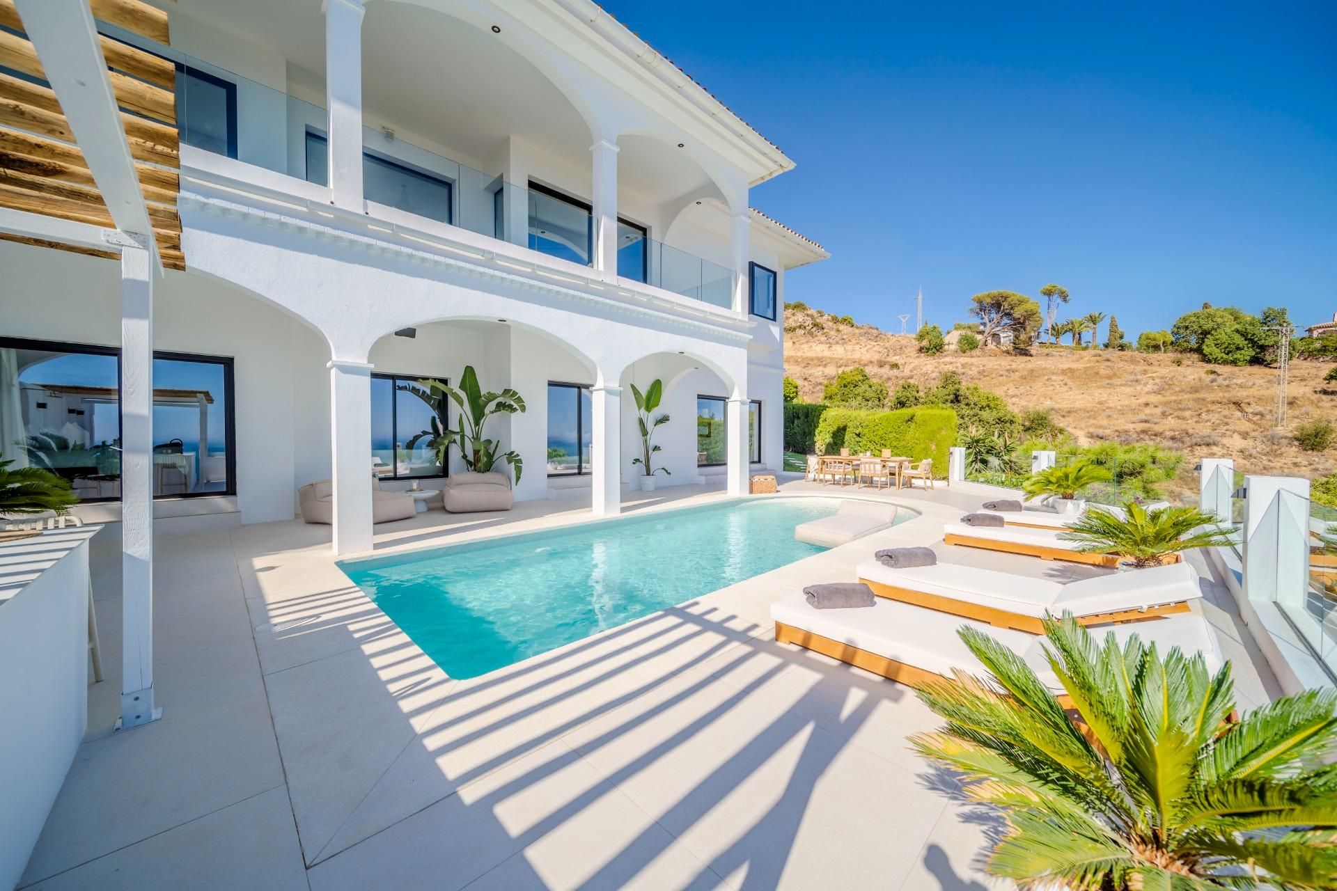 Vista exterior de Casa o xalet en venda en Benalmádena amb Aire condicionat, Jardí privat i Terrassa