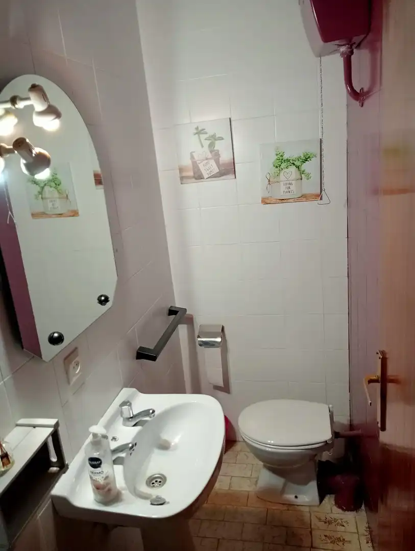 Baño de Piso de alquiler en Jaén con Aire acondicionado, Calefacción y Amueblado