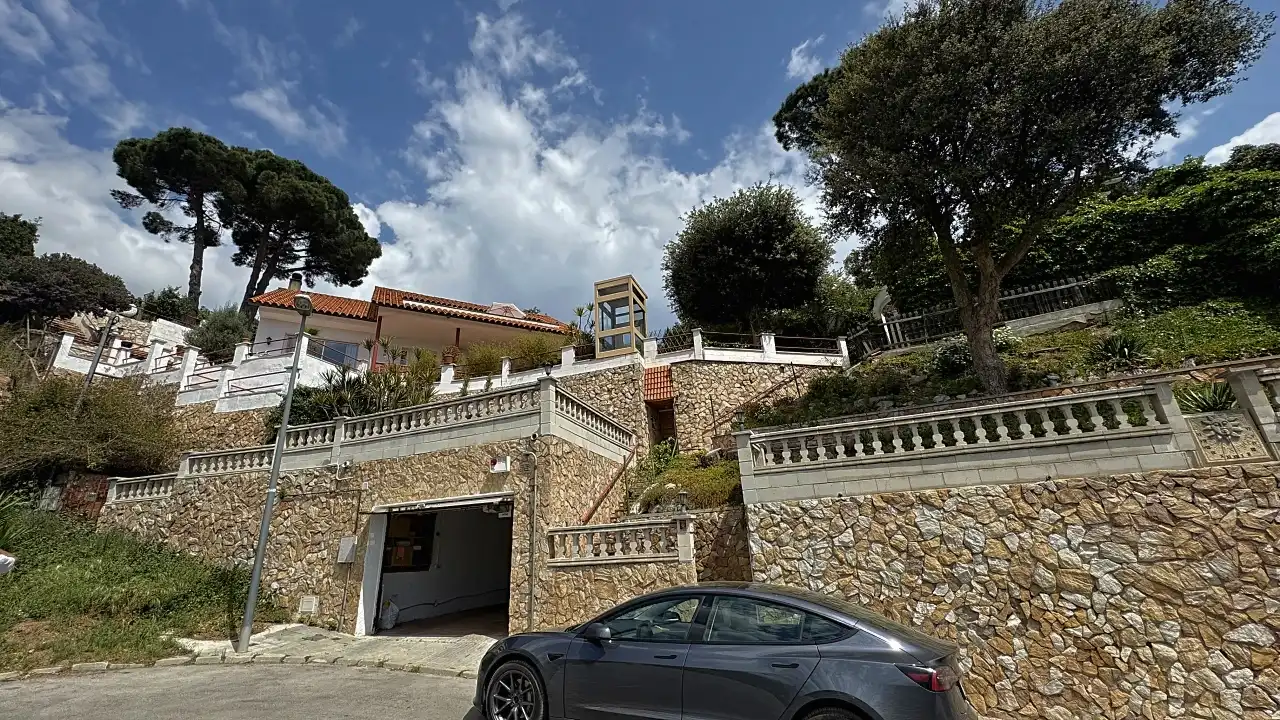 Vista exterior de Casa o xalet en venda en Arenys de Munt amb Calefacció, Jardí privat i Terrassa
