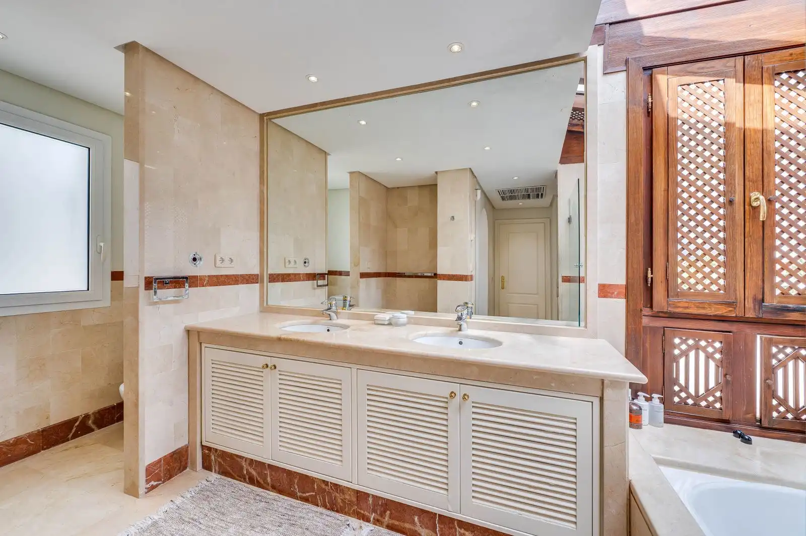 Bathroom of Duplexes for rent in Marbella  with Air Conditioner, Furnished and TV