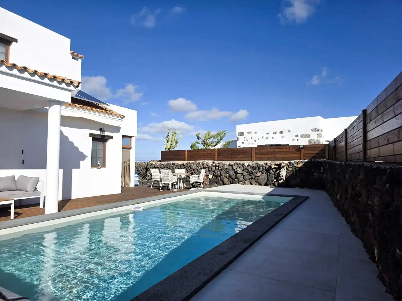 Swimming pool of Houses for sale in La Oliva