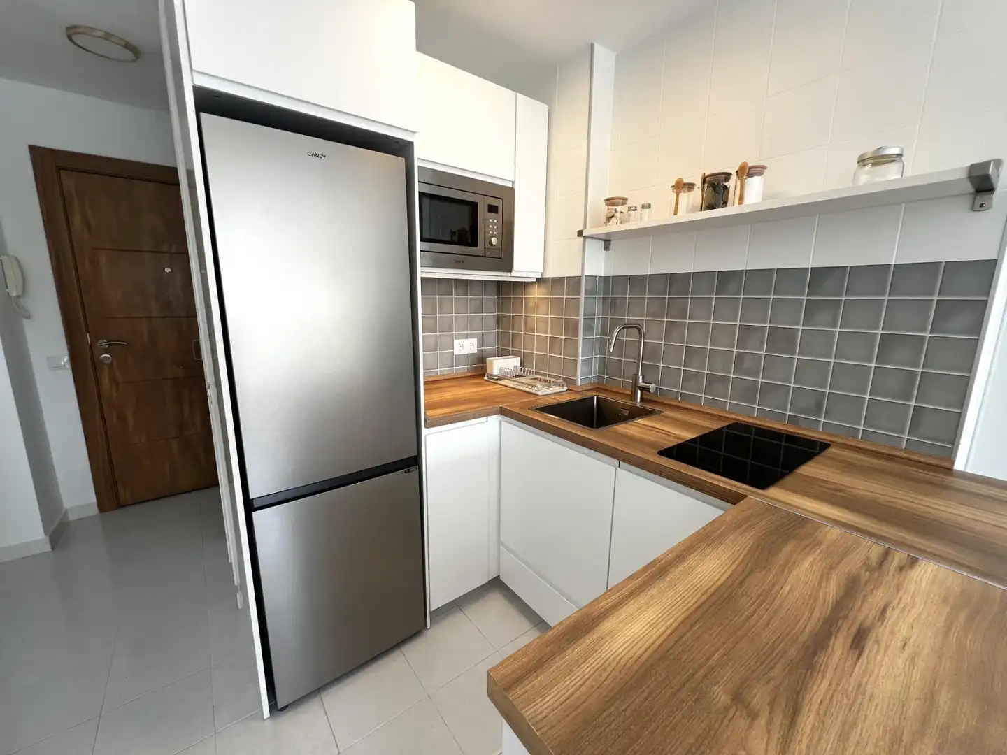 Cuina de Apartament de lloguer en Fuengirola amb Aire condicionat, Calefacció i Jardí privat