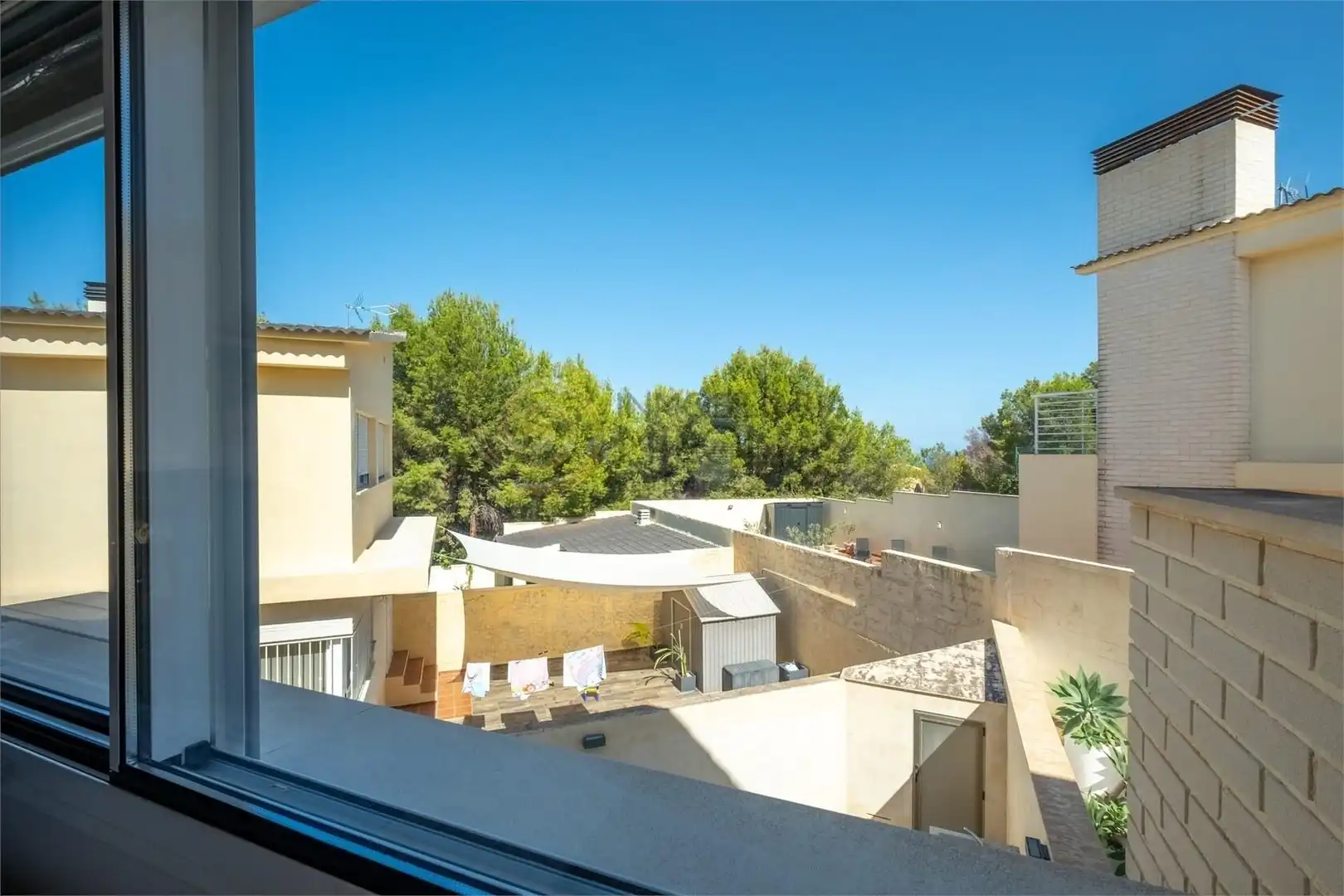 Vista exterior de Casa o xalet en venda en L'Alfàs del Pi amb Aire condicionat, Calefacció i Jardí privat