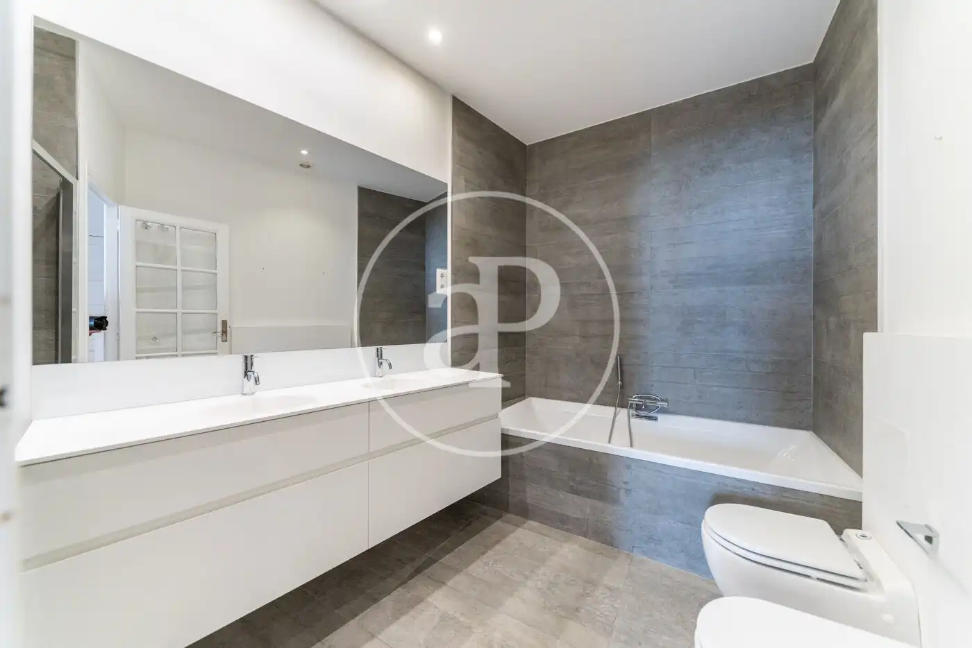 Bathroom of Flat for rent in Madrid  with Air Conditioner and Heating