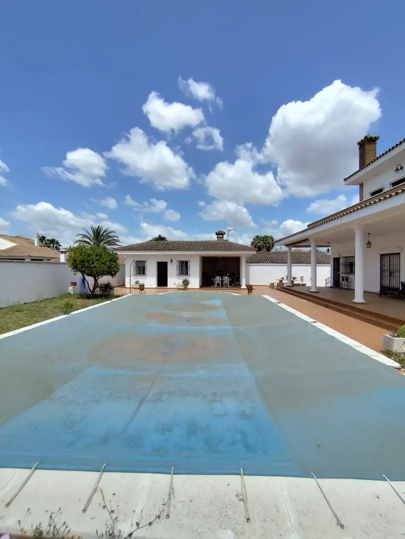 Vista exterior de Casa o xalet en venda en Arcos de la Frontera amb Terrassa, Traster i Piscina