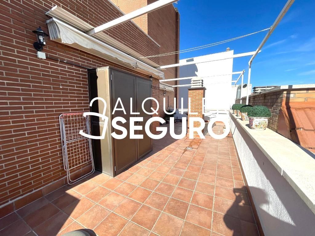 Vista exterior de Àtic de lloguer en  Madrid Capital amb Aire condicionat, Calefacció i Terrassa