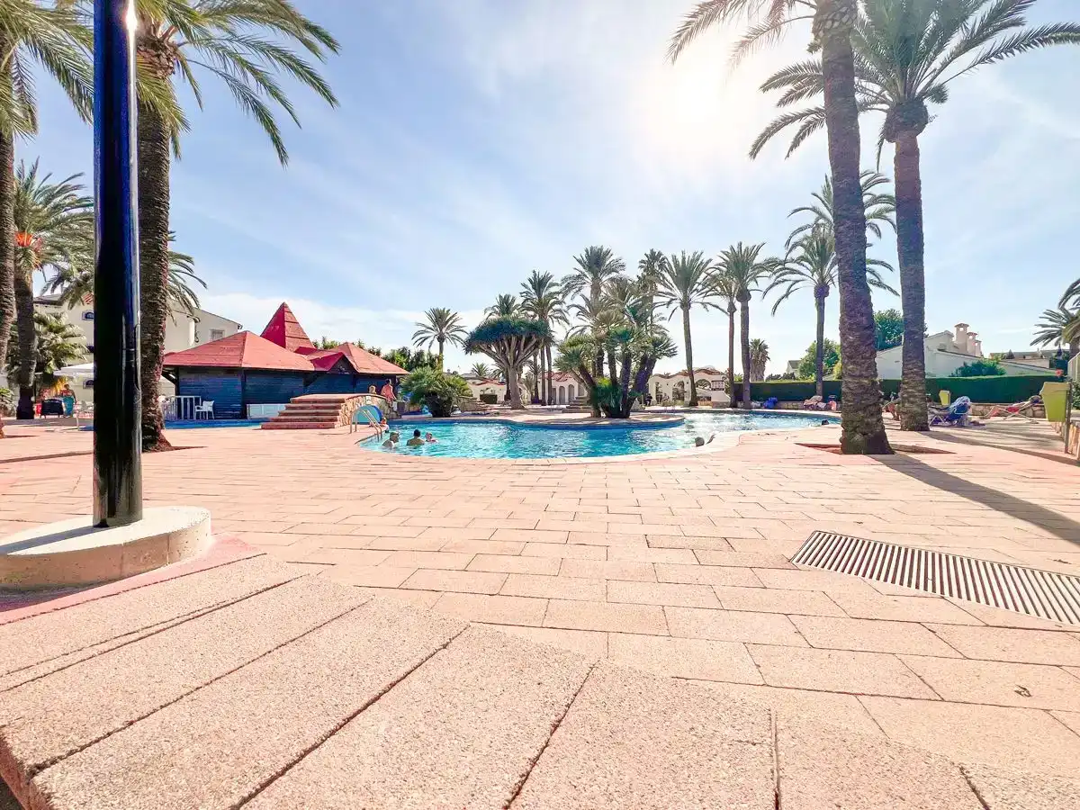 Piscina de Casa adosada en venda en Dénia amb Aire condicionat i Piscina