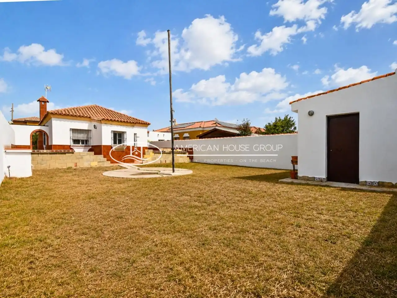 Vista exterior de Casa o xalet en venda en Chiclana de la Frontera amb Jardí privat