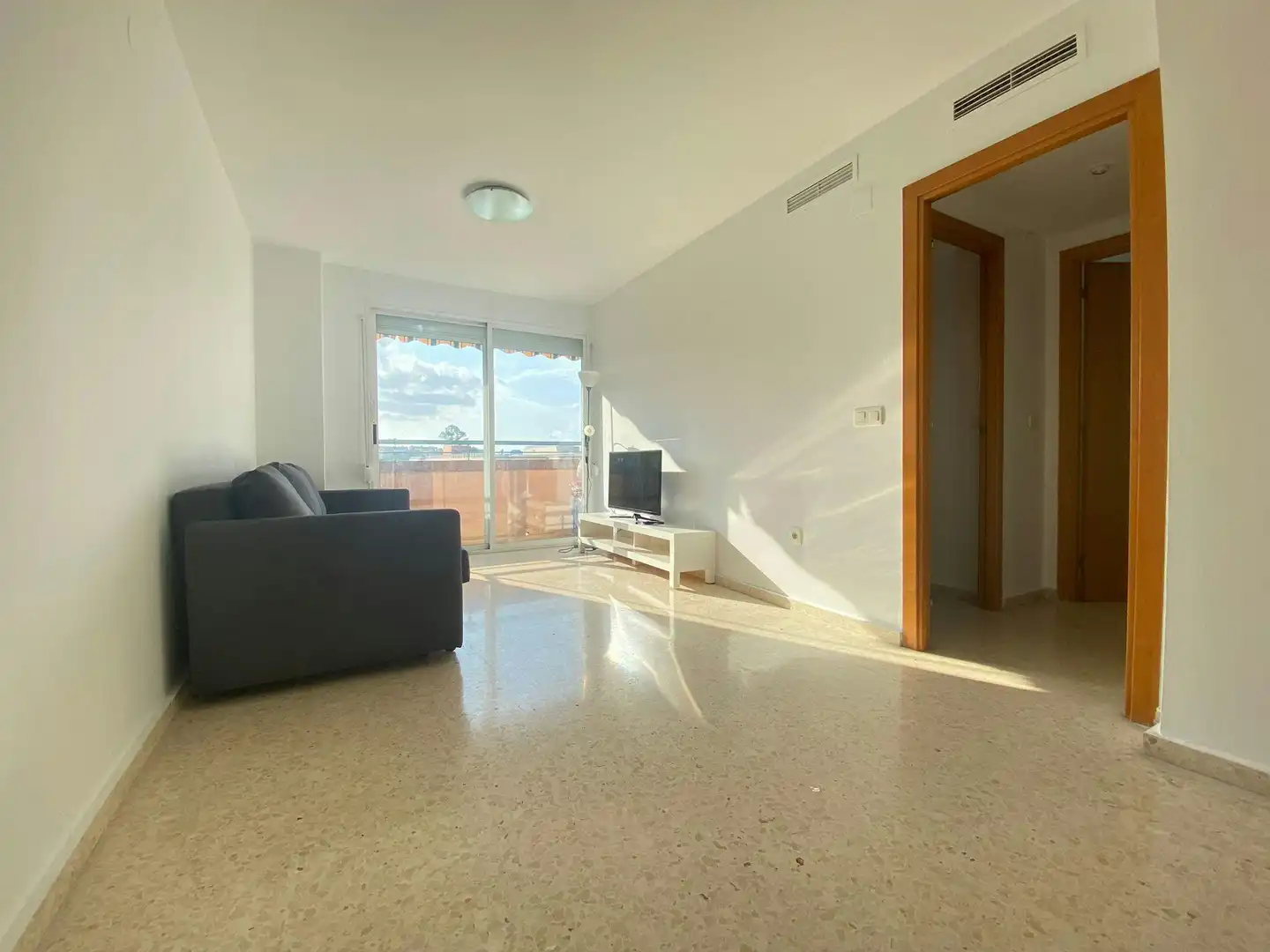 Sala d'estar de Pis de lloguer en Valencia amb Aire condicionat, Calefacció i Moblat
