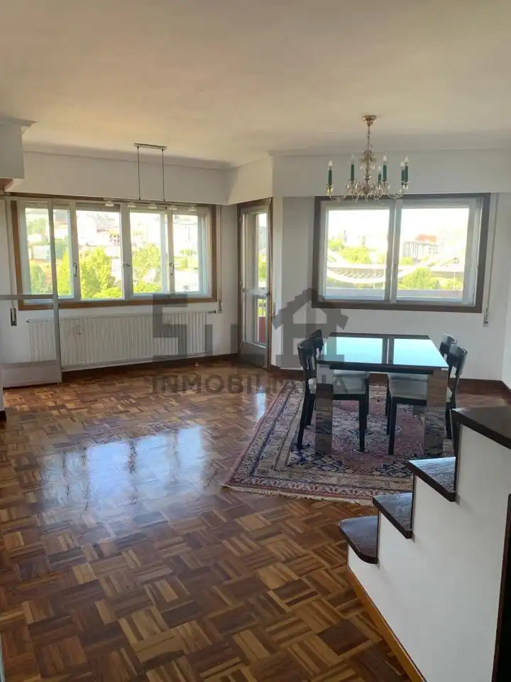 Sala d'estar de Dúplex de lloguer en Ourense Capital  amb Calefacció, Parquet i Balcó