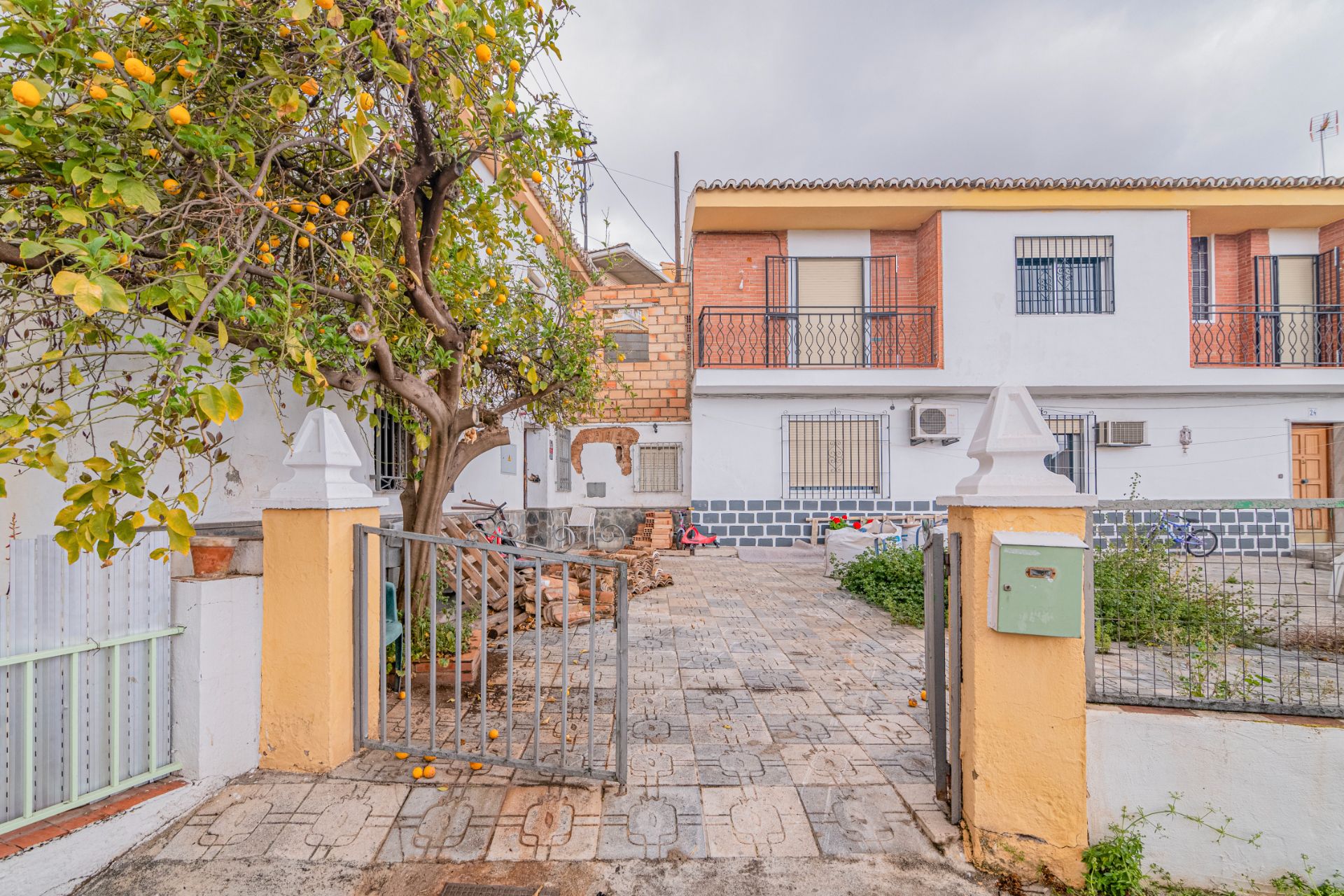 Vista exterior de Casa adosada en venda en Huétor Vega amb Balcó