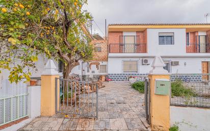 Vista exterior de Casa adosada en venda en Huétor Vega amb Balcó