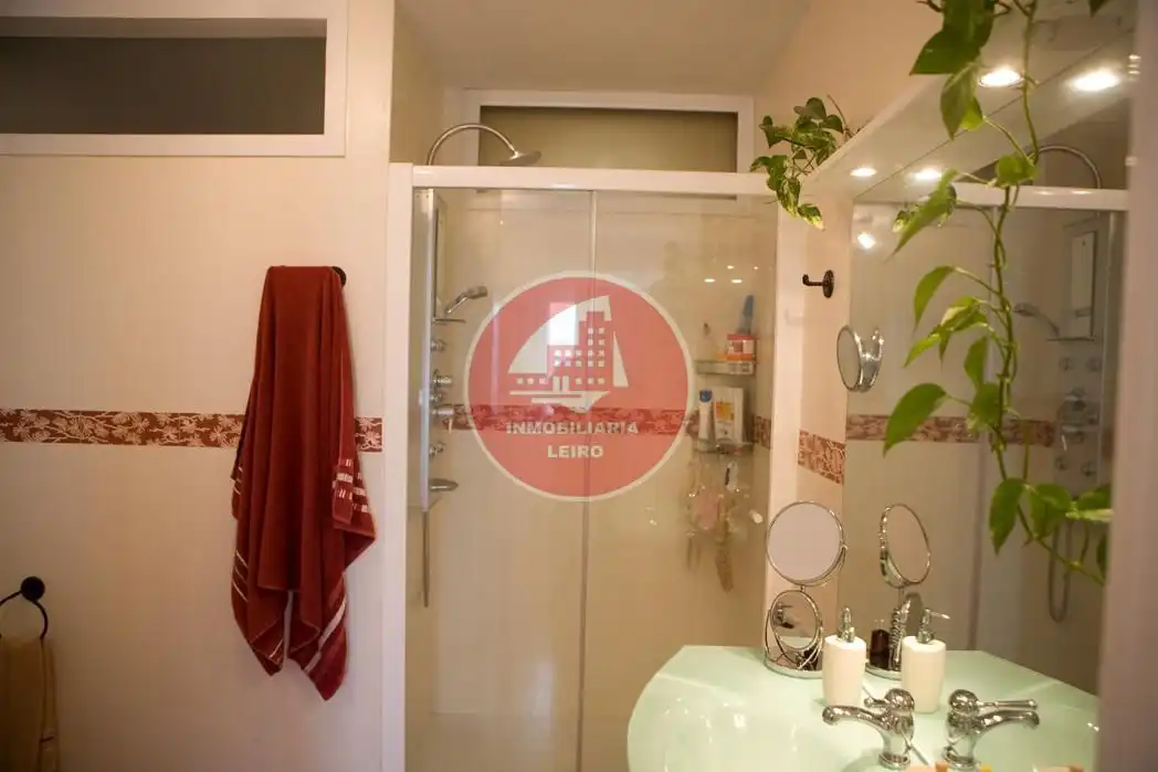 Bany de Casa o xalet en venda en Pontevedra Capital  amb Jardí privat, Terrassa i Moblat