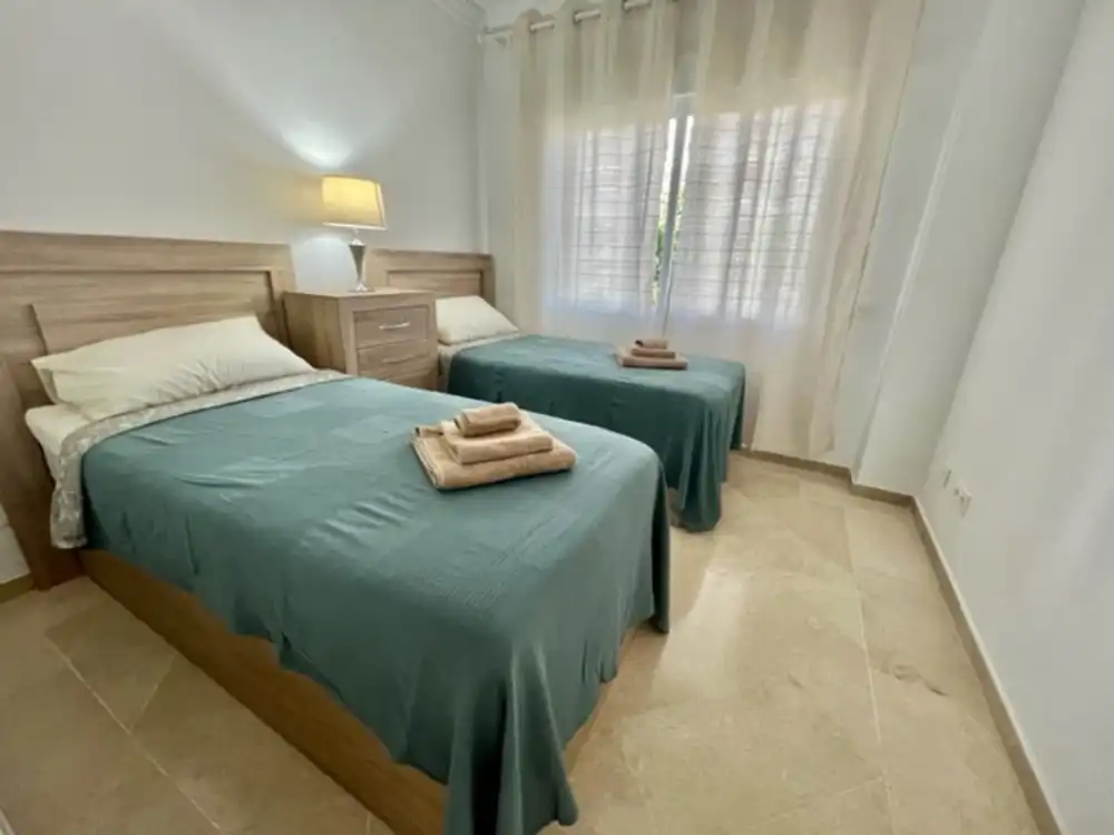 Habitación de Apartamento de alquiler en Estepona con Aire acondicionado, Terraza y Piscina