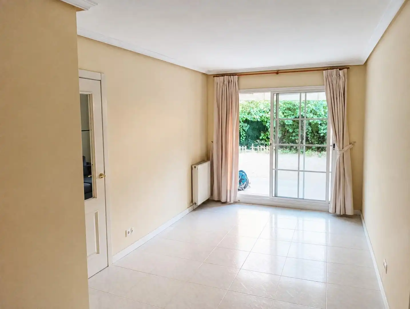 Piso en venta en Las Rozas de Madrid con Calefacción, Jardín privado y Piscina comunitaria