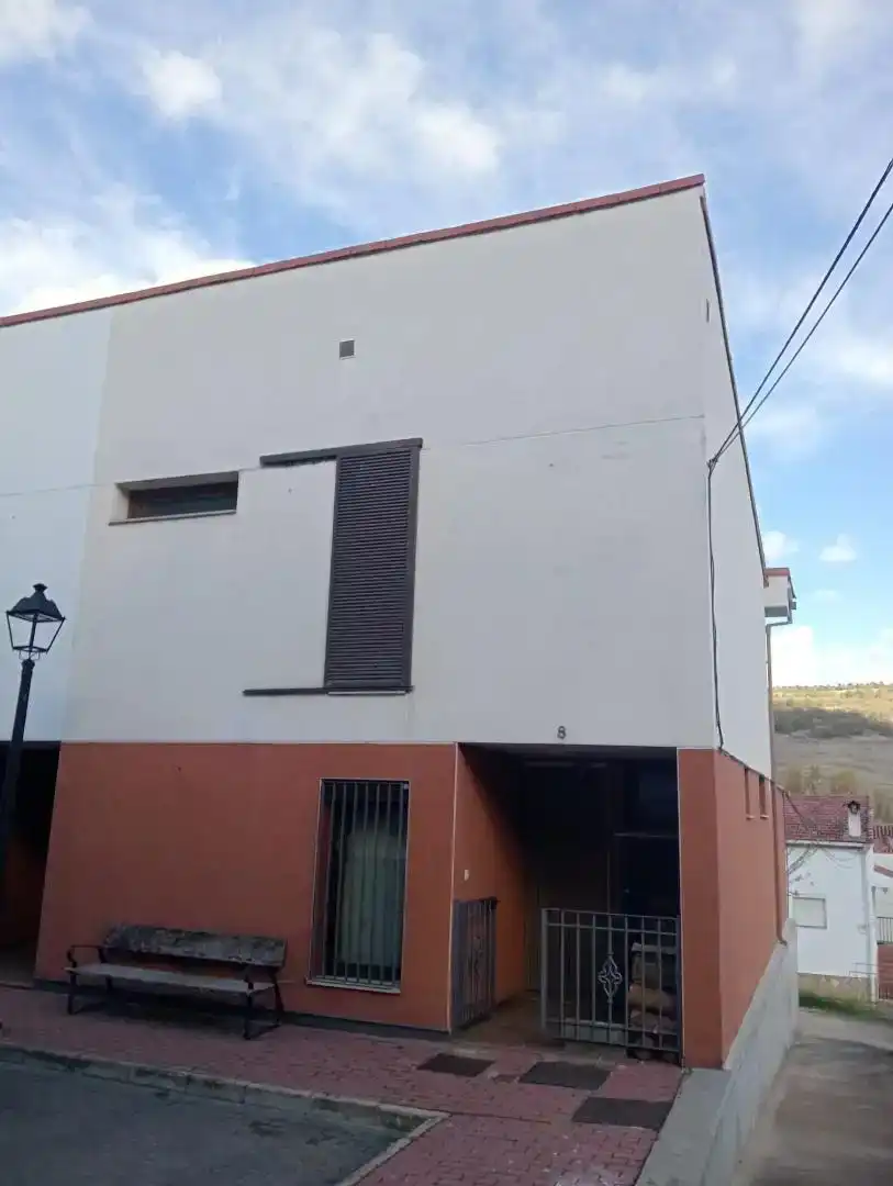Vista exterior de Casa adosada en venta en Tragacete con Balcón