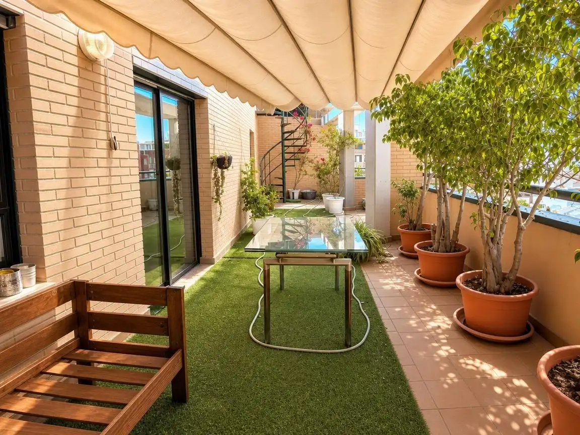 Terrasse von Dachboden zur Miete in Alicante / Alacant mit Terrasse, Abstellraum und Möbliert