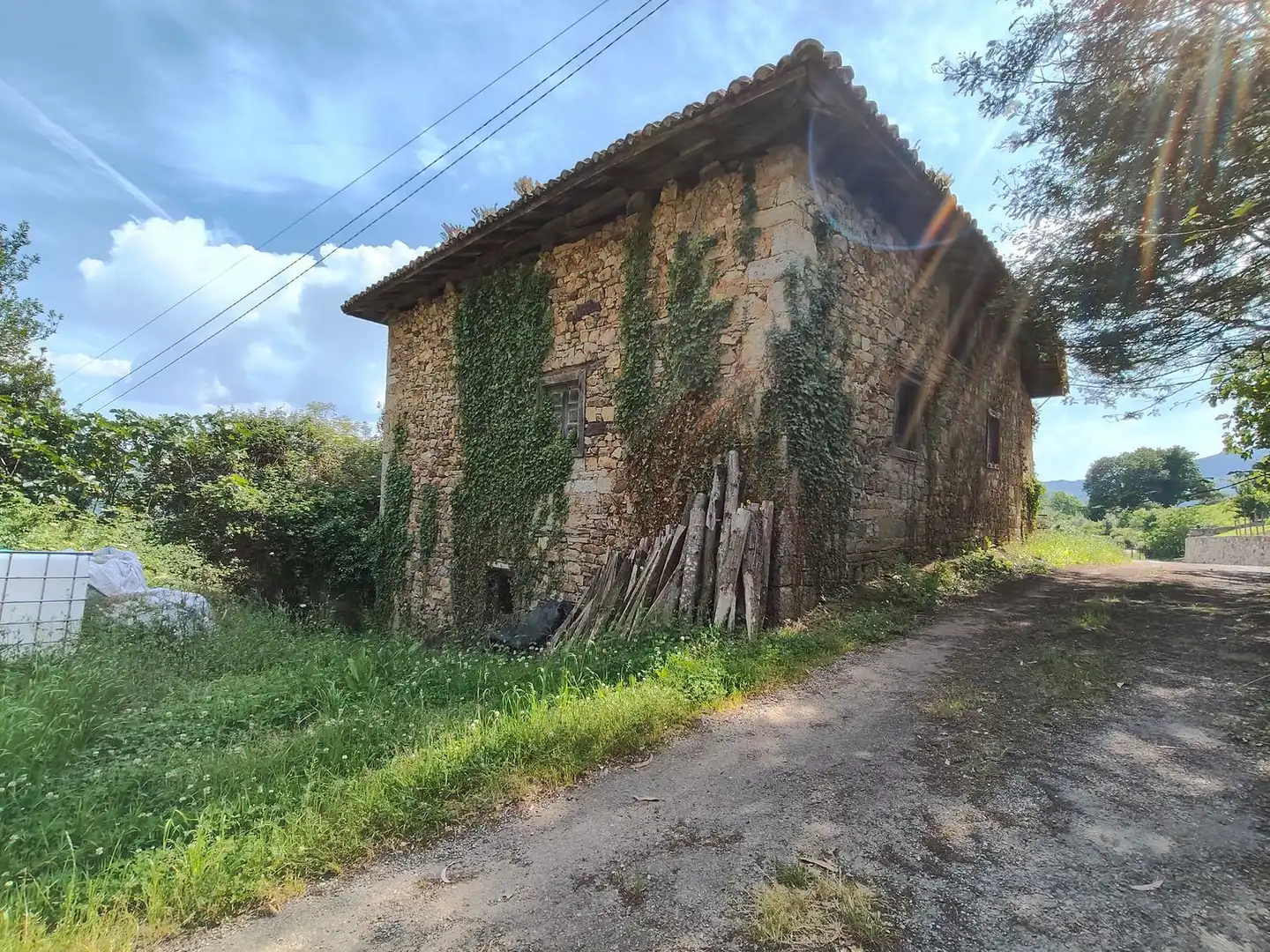 Vista exterior de Casa o xalet en venda en Salas amb Terrassa i Piscina