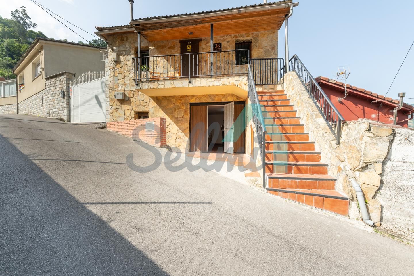 Vista exterior de Casa o xalet en venda en Mieres (Asturias) amb Calefacció, Terrassa i Traster