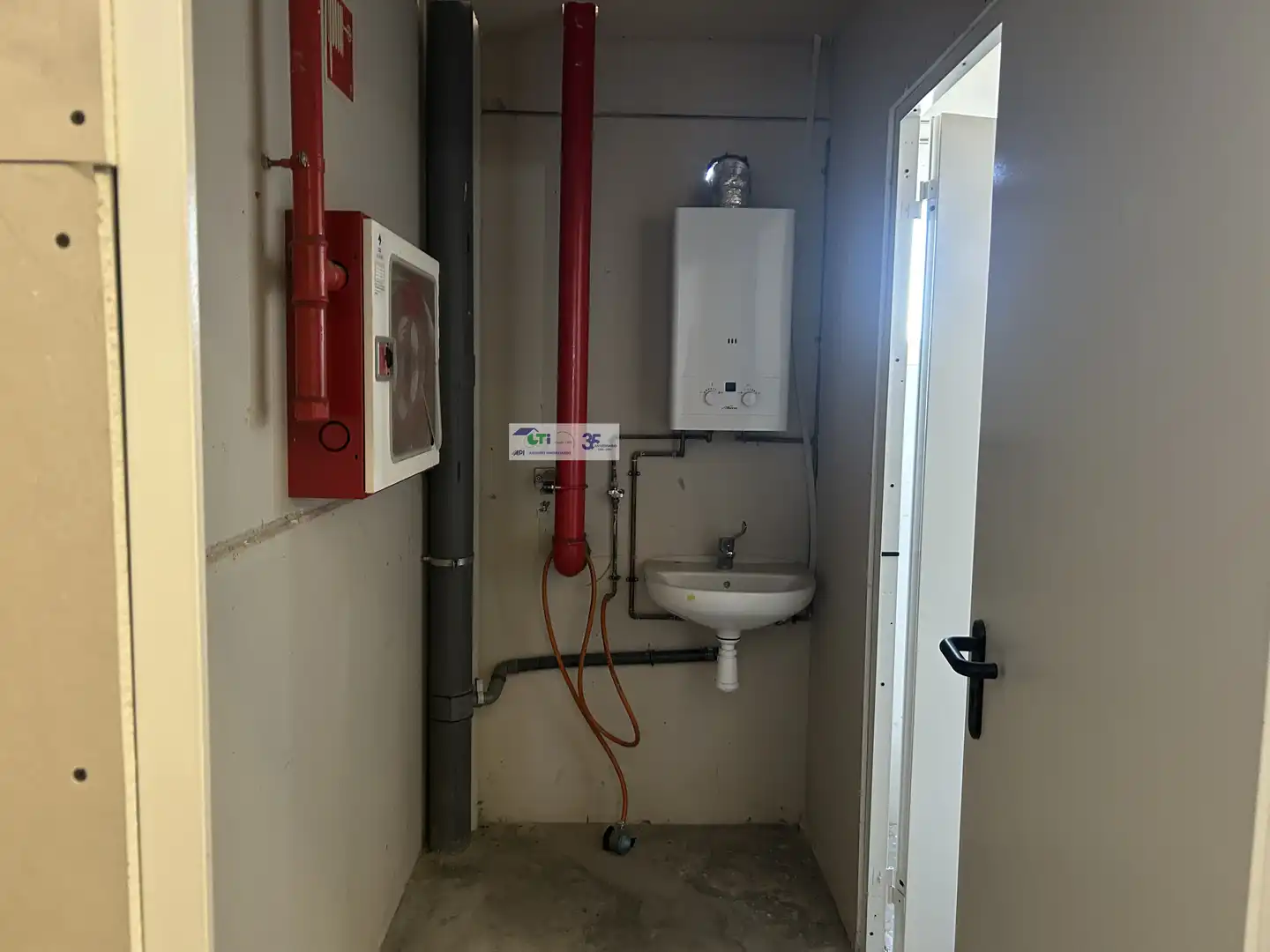 Baño de Nave industrial de alquiler en La Muela