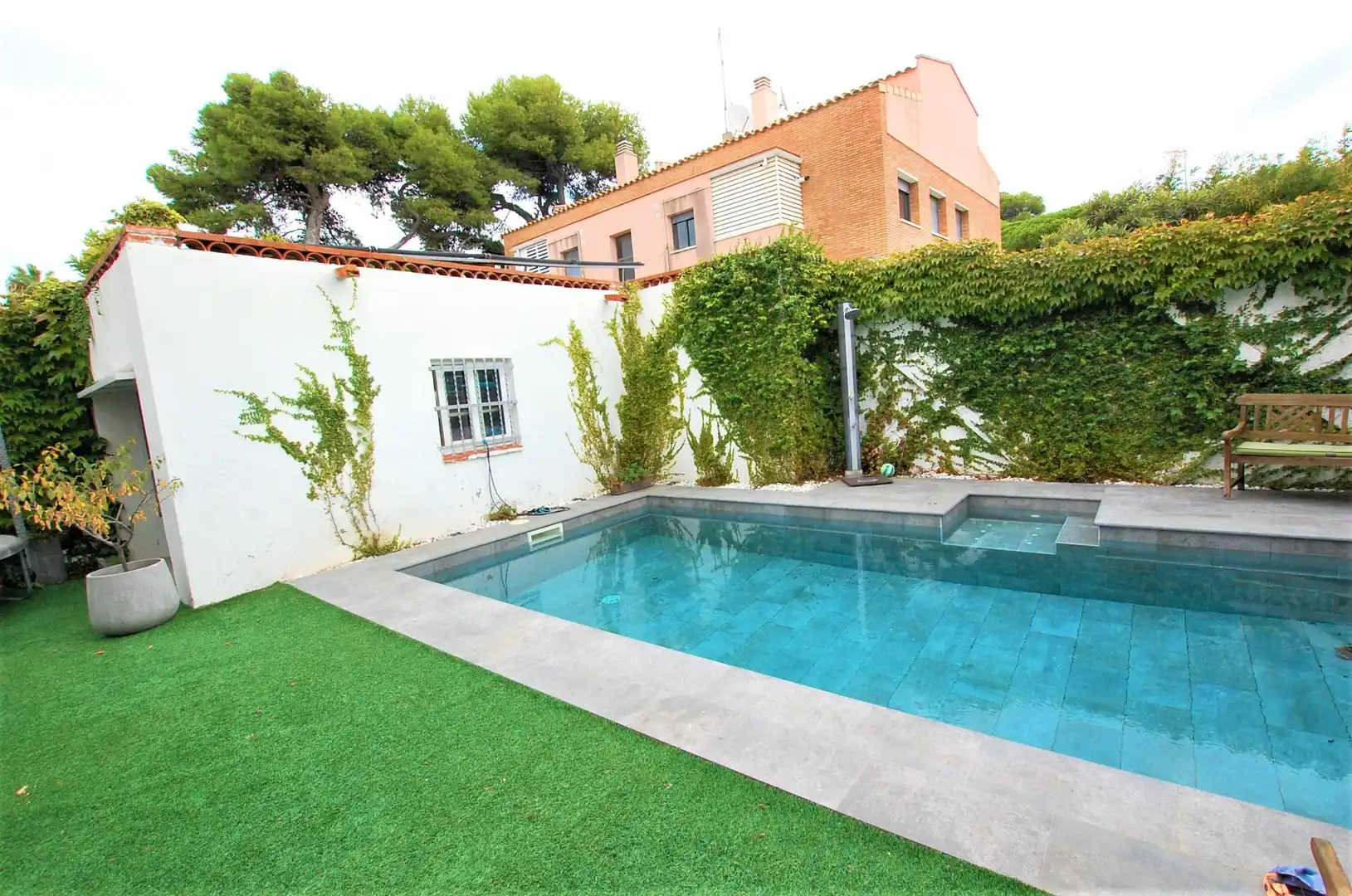 Swimming pool of Houses for sale in Castelldefels  with Air Conditioner, Heating and Private garden