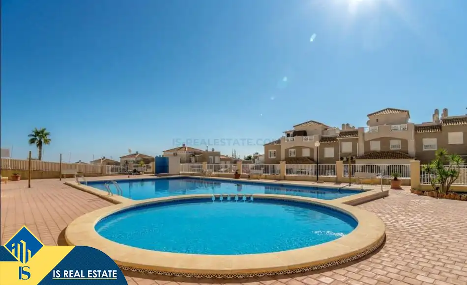 Vista exterior de Casa adosada de lloguer en Torrevieja amb Aire condicionat, Calefacció i Jardí privat