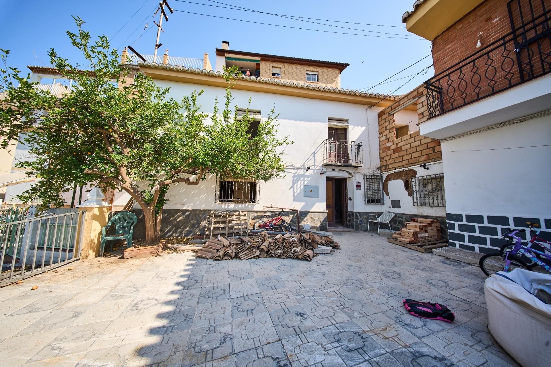 Vista exterior de Casa adosada en venda en Huétor Vega amb Jardí privat