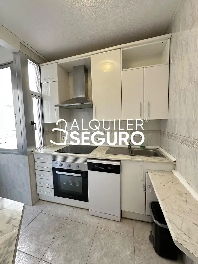 Cocina de Piso de alquiler en Madrid con Calefacción y Trastero