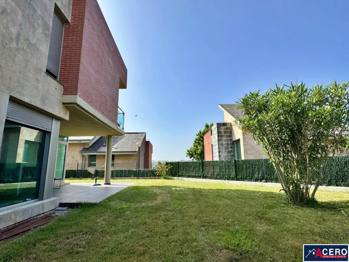 Vista exterior de Casa o xalet en venda en Santa Cruz de Bezana amb Jardí privat i Piscina comunitària