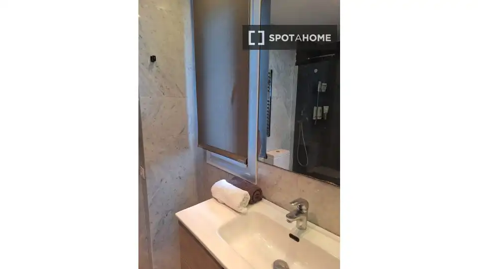 Bany de Apartament per a compartir en Benidorm amb Aire condicionat, Terrassa i Moblat