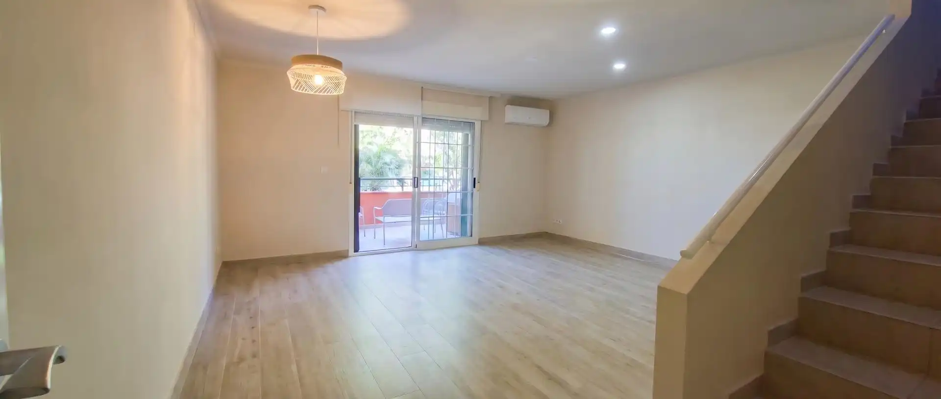 Sala d'estar de Casa adosada en venda en Sant Joan d'Alacant amb Aire condicionat, Jardí privat i Terrassa