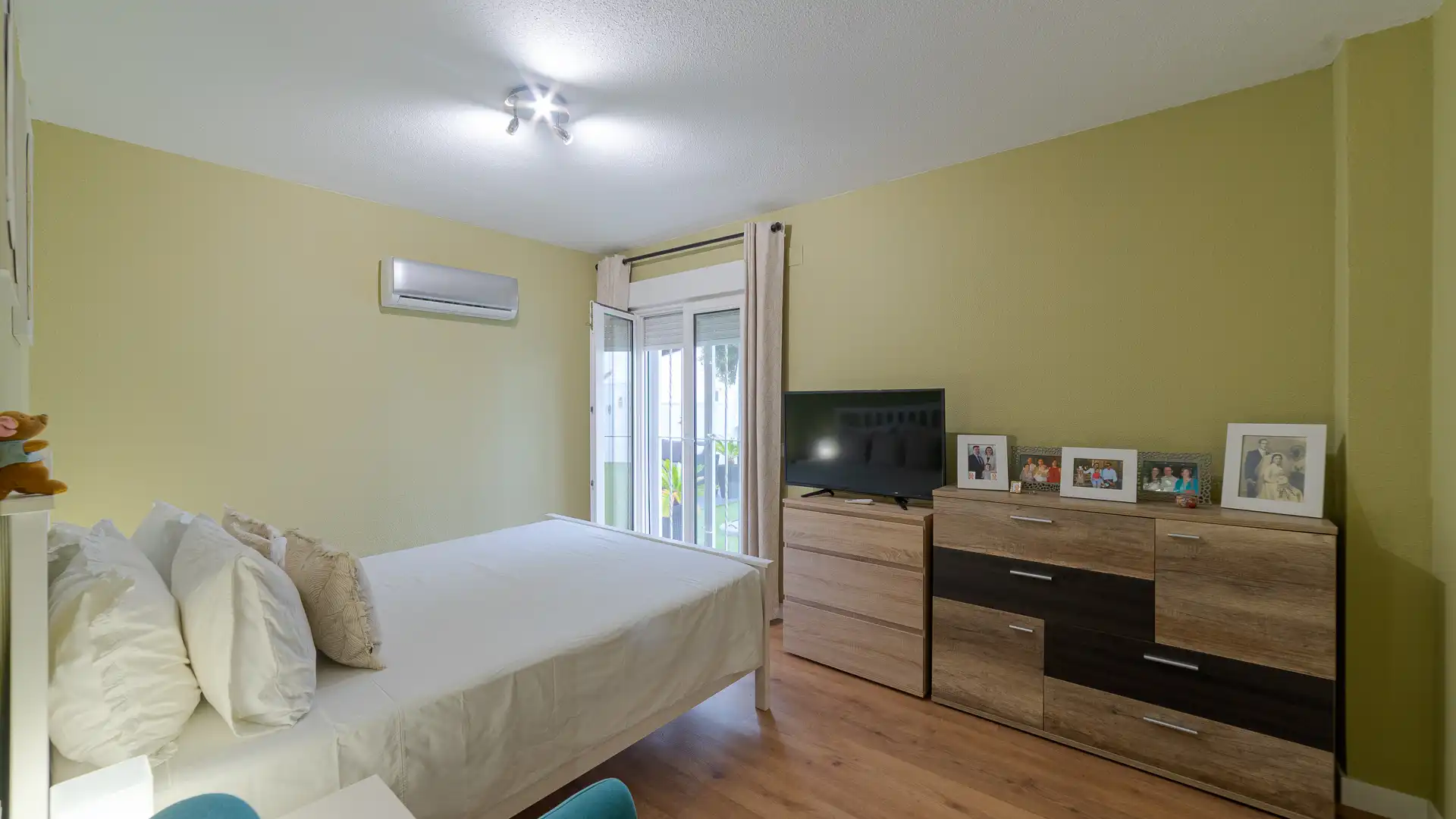 Dormitori de Casa o xalet en venda en San Miguel de Salinas amb Aire condicionat, Jardí privat i Terrassa