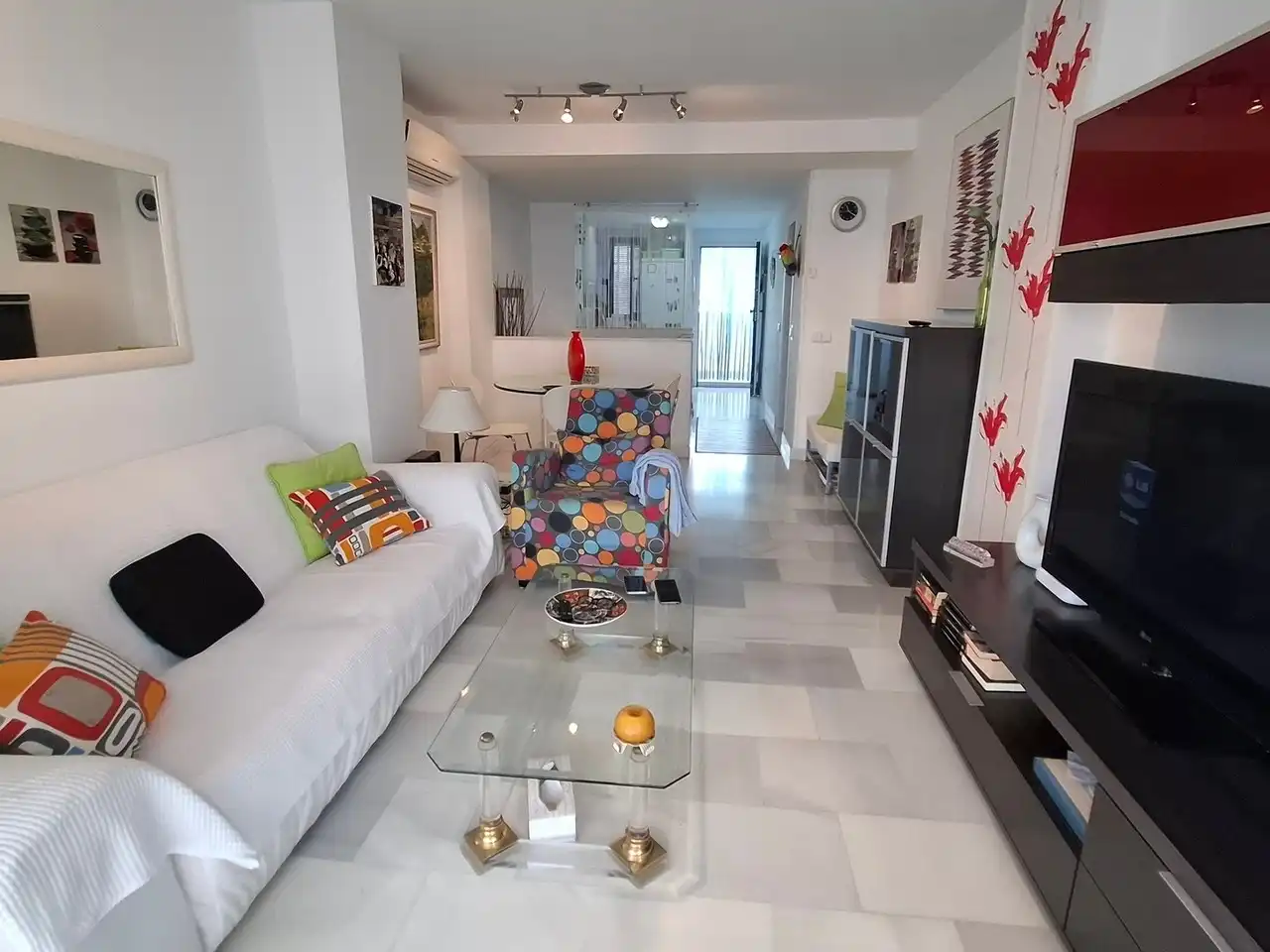 Sala d'estar de Casa adosada en venda en Garrucha amb Aire condicionat, Terrassa i Piscina