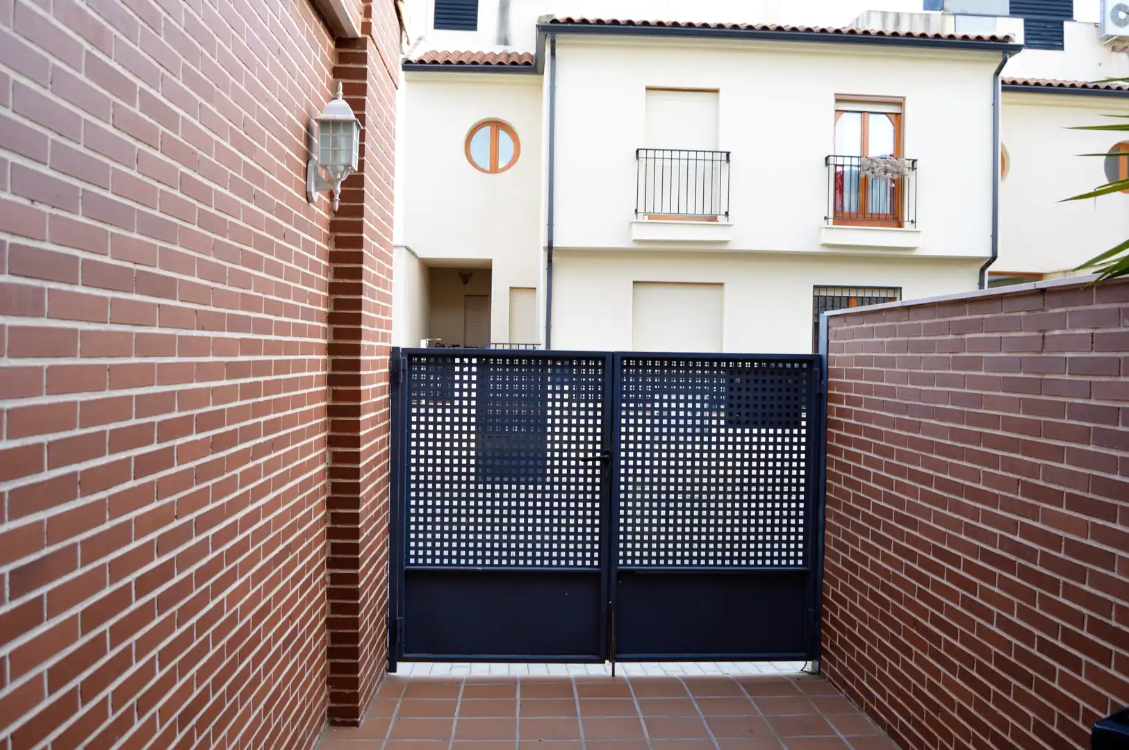 Außenansicht von Einfamilien-Reihenhaus zum Verkauf in Aranjuez mit Klimaanlage, Heizung und Terrasse