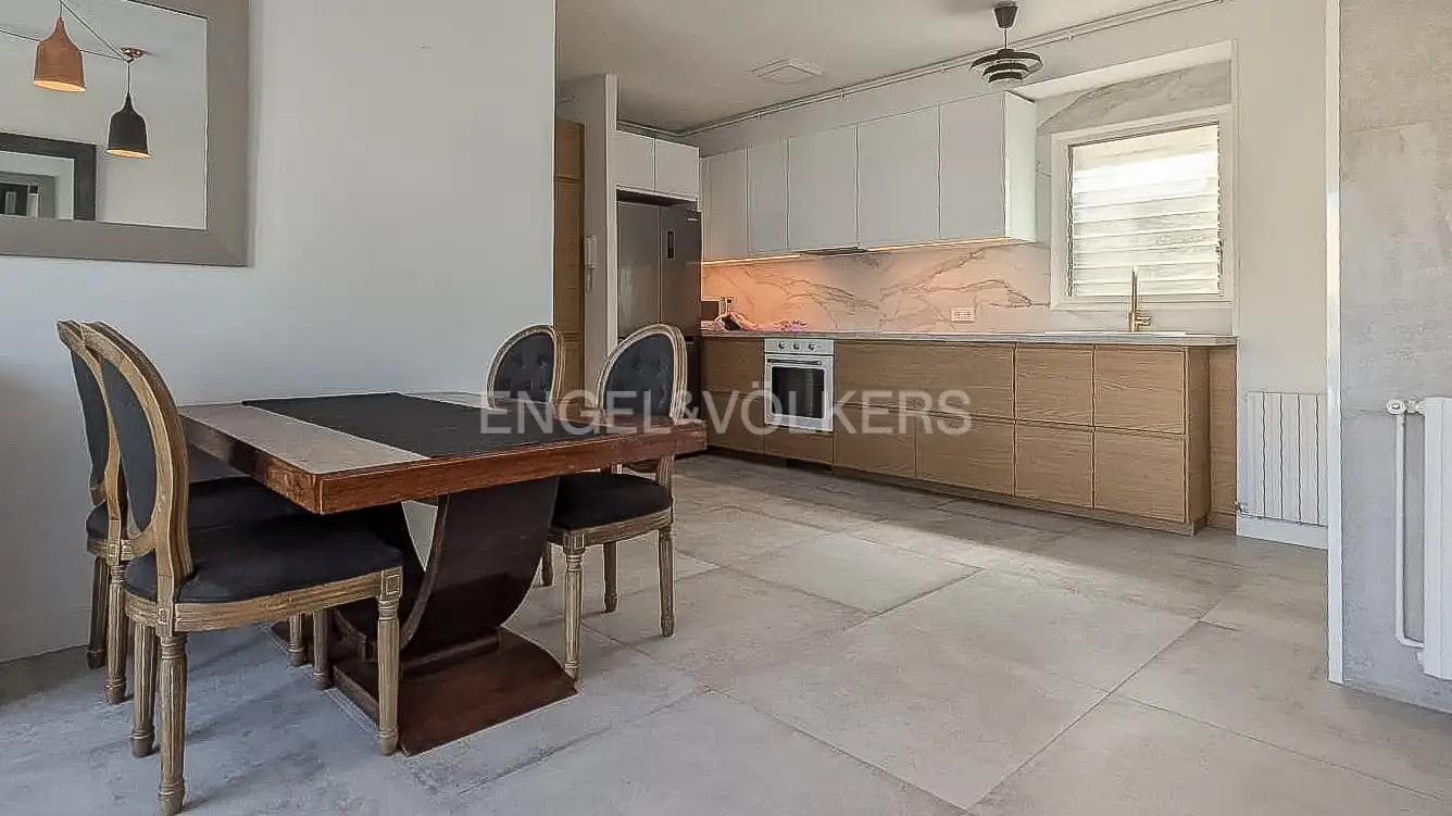 Cuina de Àtic de lloguer en Sitges amb Aire condicionat, Calefacció i Terrassa