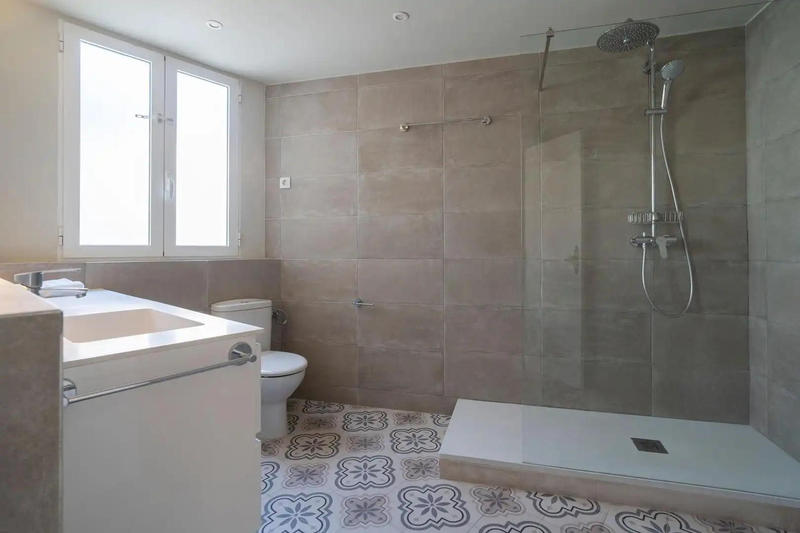 Bathroom of Attic for rent in Valencia  with Air Conditioner, Heating and Terrace