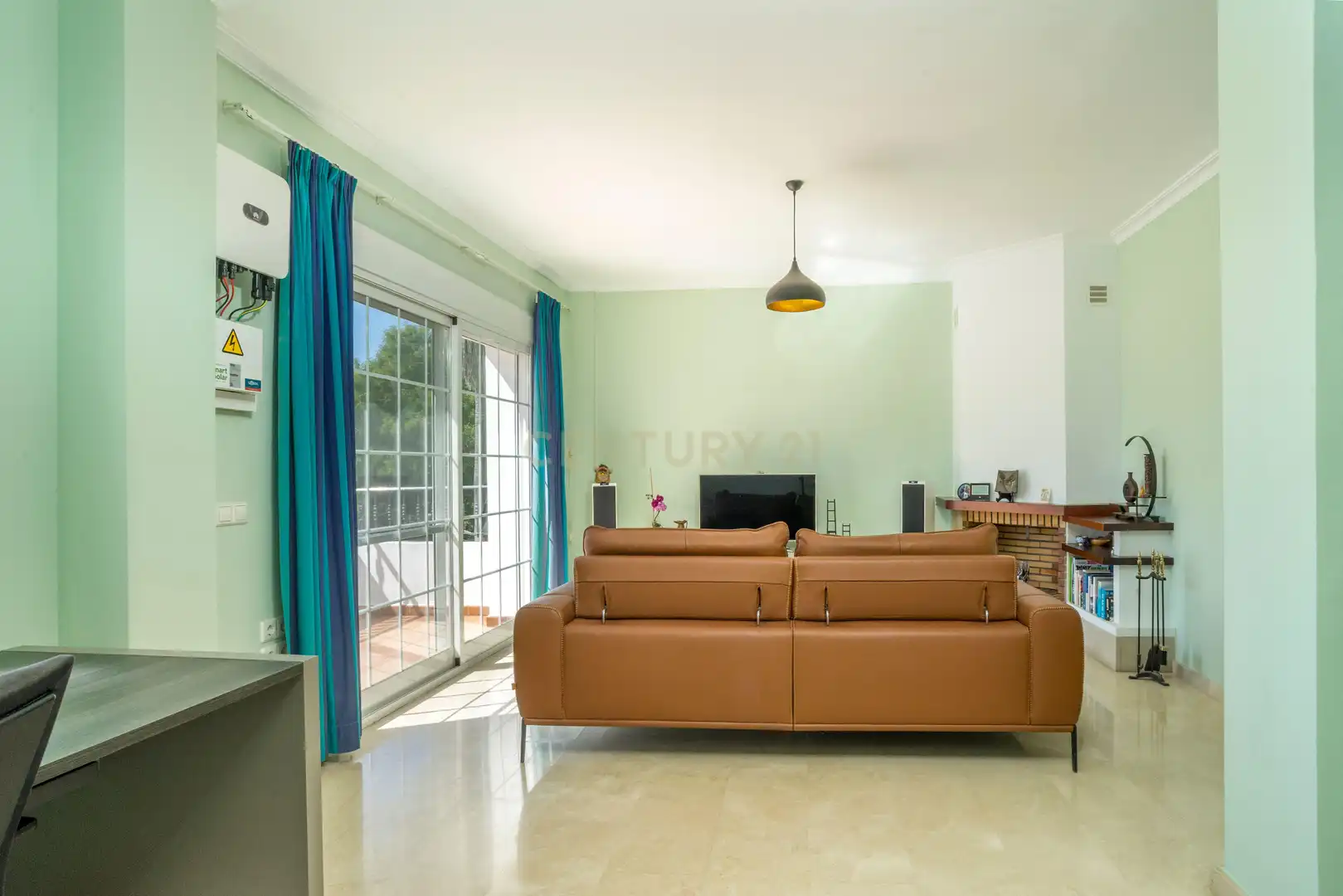 Sala d'estar de Casa o xalet en venda en Fuengirola amb Aire condicionat, Jardí privat i Traster