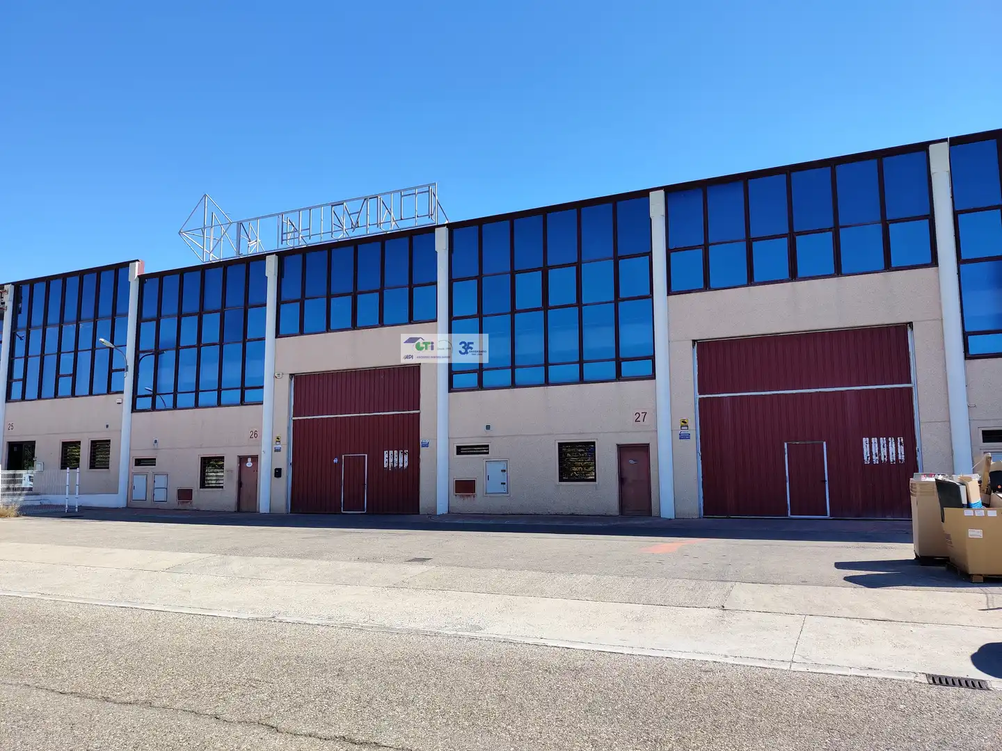 Außenansicht von Fabrikhallen zur Miete in Alfajarín