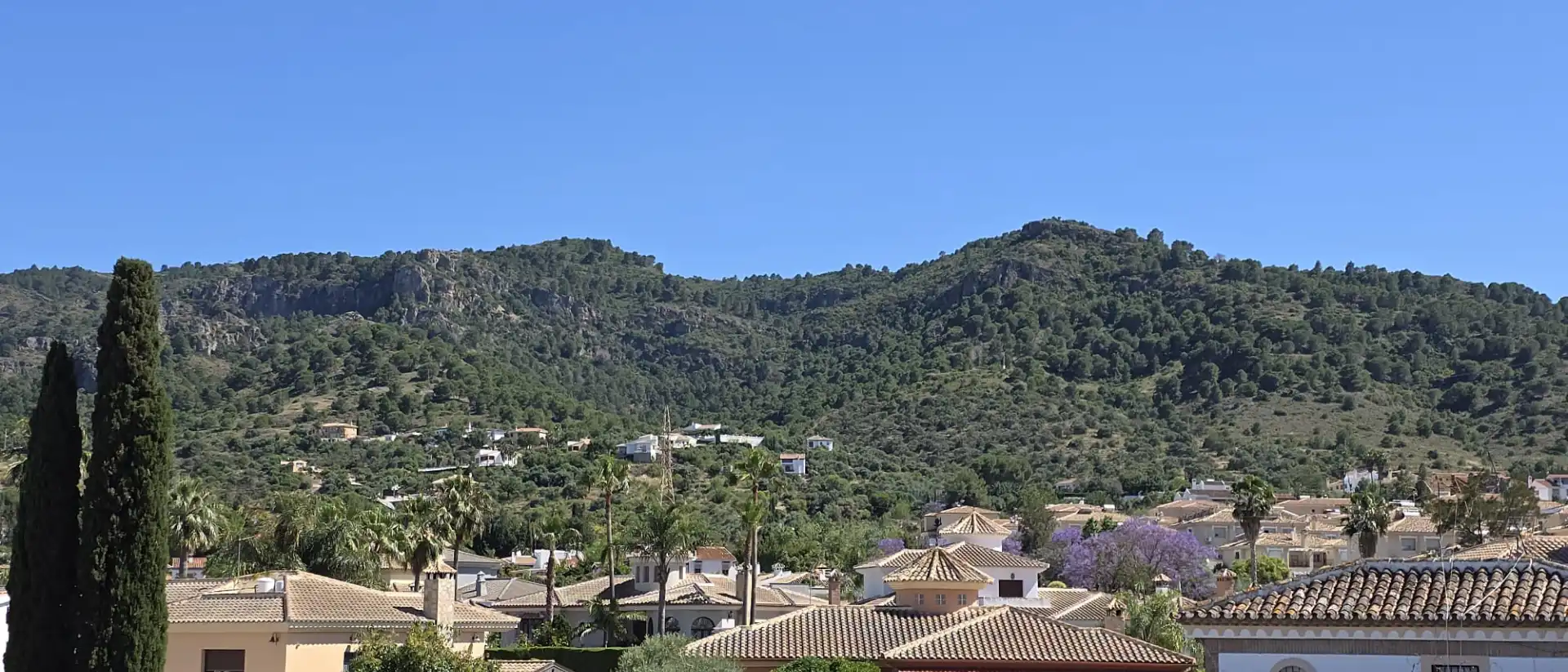 Außenansicht von Einfamilien-Reihenhaus zum Verkauf in Alhaurín de la Torre mit Klimaanlage, Privatgarten und Terrasse